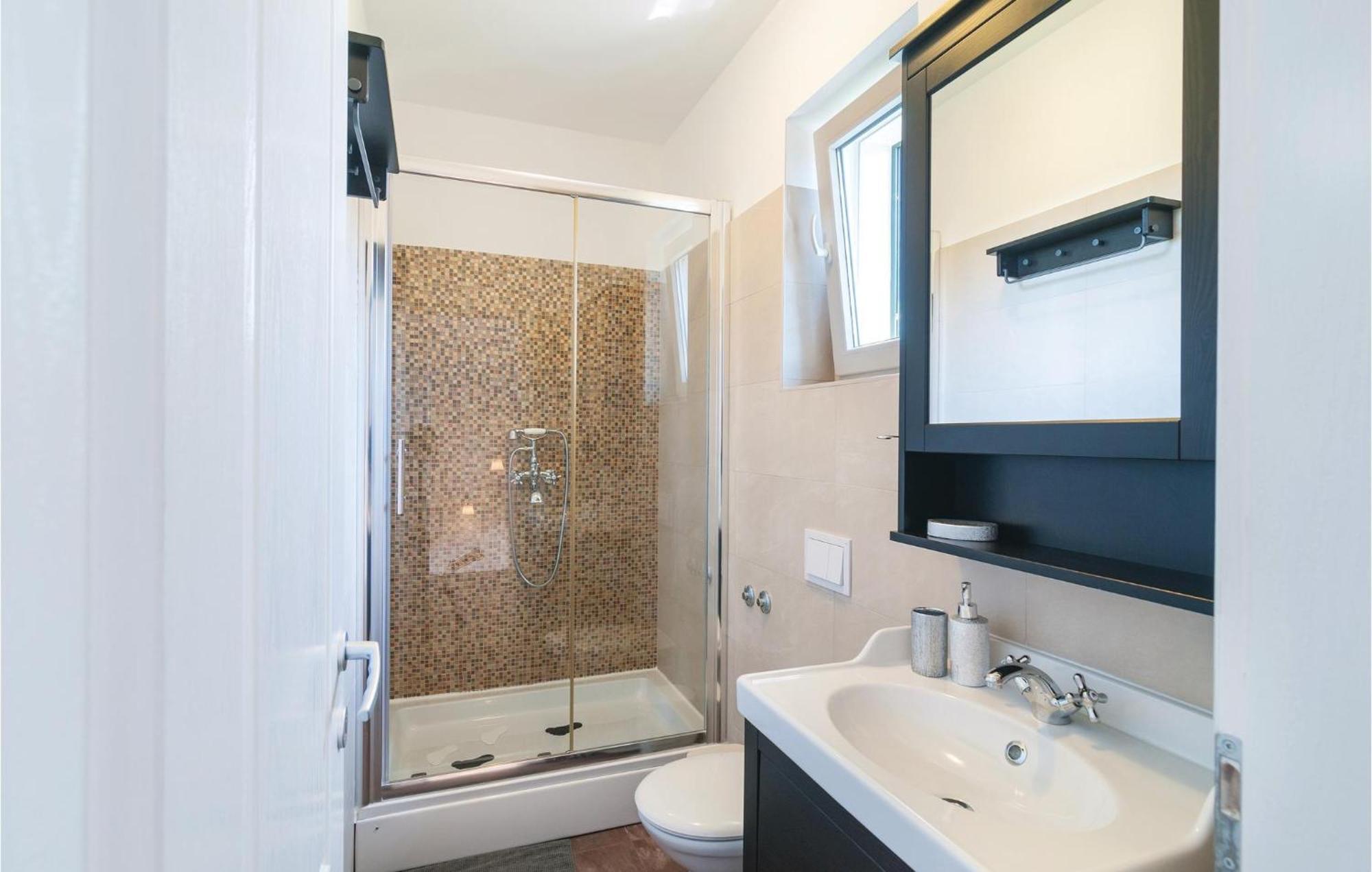 Nice home in Primosten w/ WiFi&2 Bedrooms Buitenkant foto